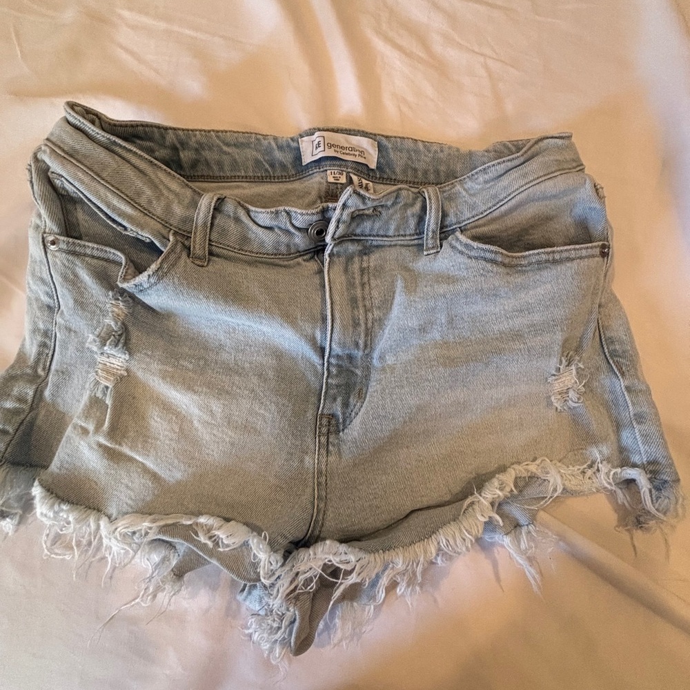 Stylish Frayed Hem Denim Shorts Y2K - Picture 2 of 3